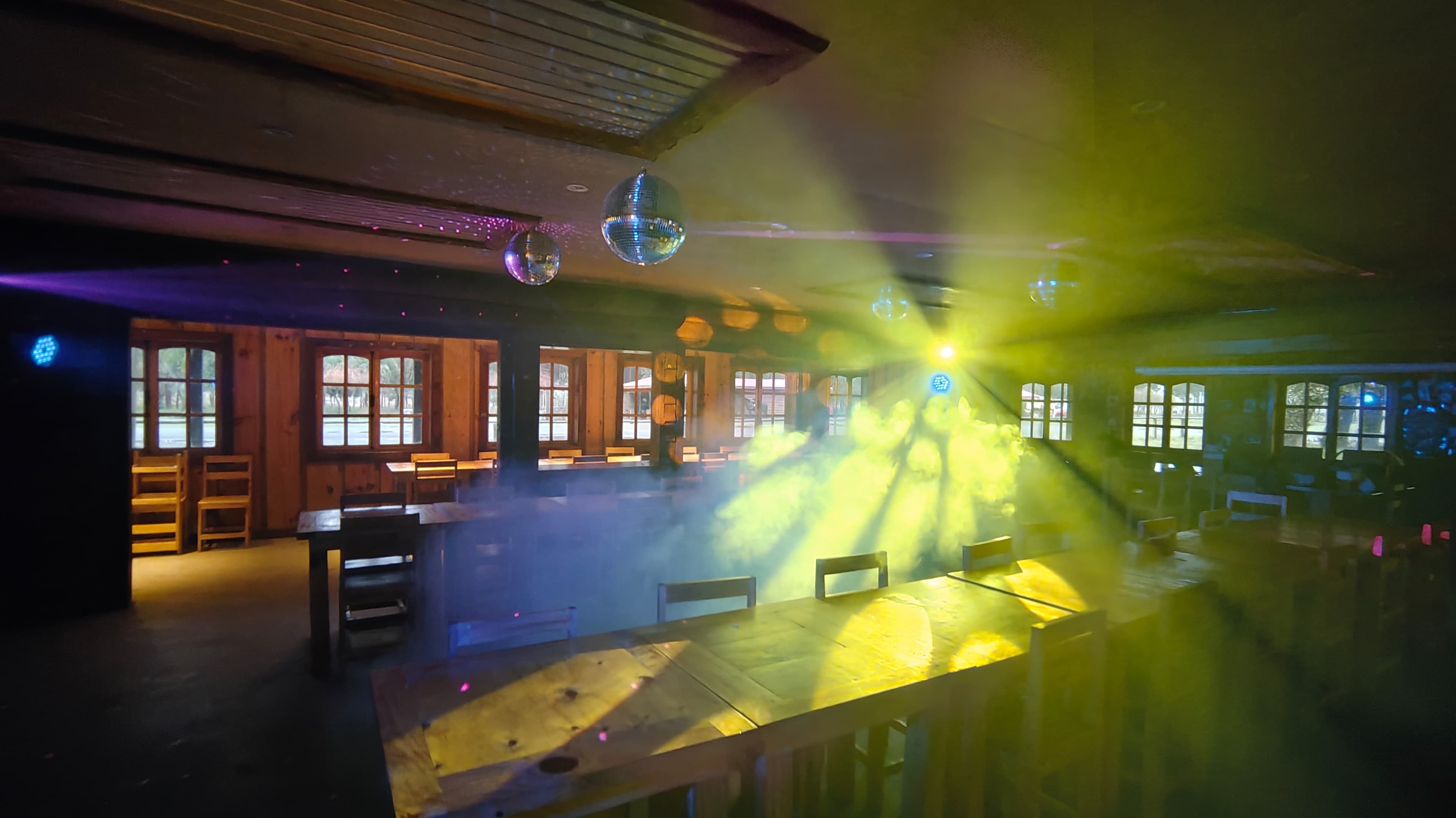 Iluminación de evento con bola de discoteca